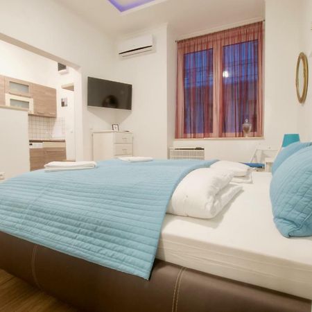 Standard Apartment By Hi5 -Baross Square Budapest Bagian luar foto