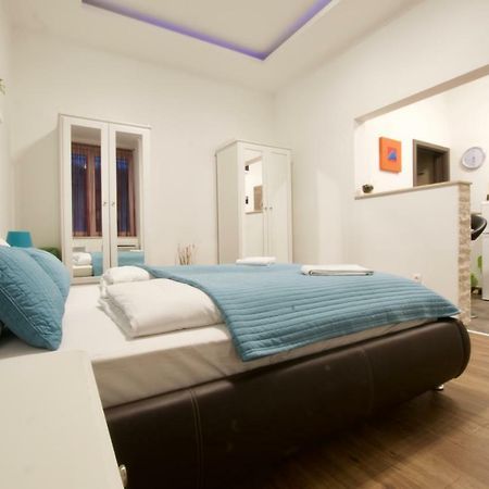Standard Apartment By Hi5 -Baross Square Budapest Bagian luar foto