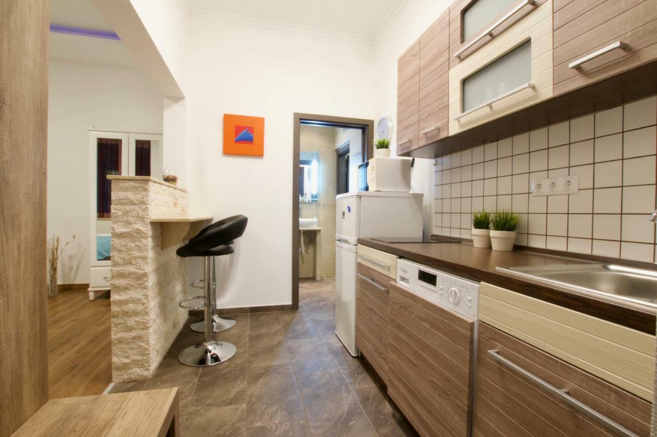 Standard Apartment By Hi5 -Baross Square Budapest Bagian luar foto