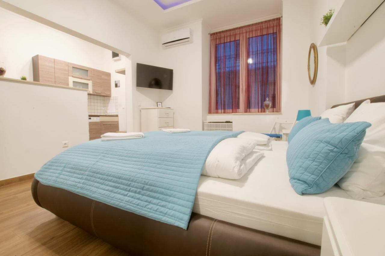 Standard Apartment By Hi5 -Baross Square Budapest Bagian luar foto