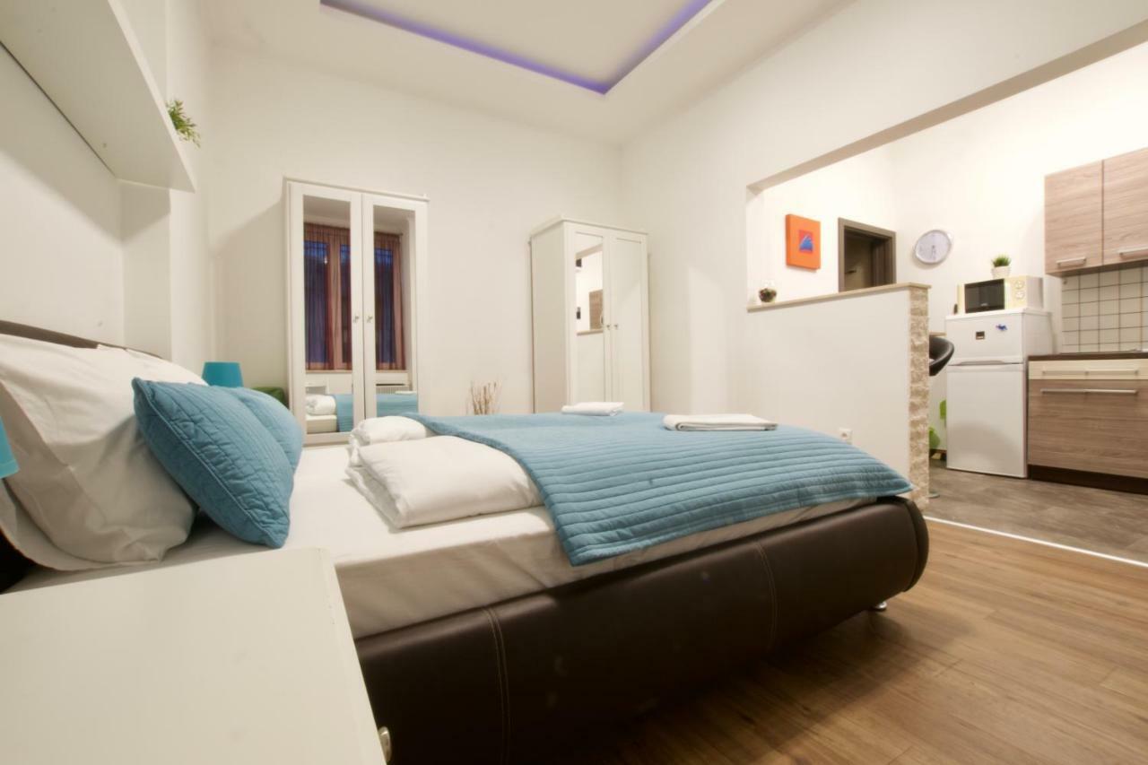 Standard Apartment By Hi5 -Baross Square Budapest Bagian luar foto